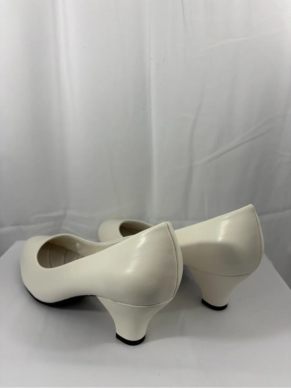 NWT easy street Women's Size 9.5W White Low Heel Pumps